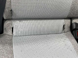 リヤシートの右側には、チャイルドシートの取り付け跡あり(小さなシミ汚れもあります)
