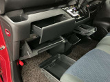 【グローブボックス】車検証や保険証、保険関連書類、整備用グローブなどの必要書類・小物を、助手席から運転席へすぐに取り出せる場所に整理して保管できます。車内の小物整理に役立ちます!