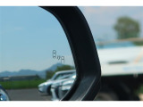 隣車線を走る車両をレーダーで検知し、ドアミラーでは確認しにくい後側方エリアに存在する車両に加え、急接近してくる車両も検知します。車両を検知するとドアミラーに搭載されたLEDインジケーターが点灯します。