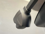 あおり運転対策や予期せぬトラブルへの備えとして心強いドライブレコーダー。走行中の映像をしっかりと記録し、ドライバーと同乗者の安全を見守ります。購入後すぐに安心してドライブを楽しめる人気の装備です。