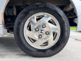145/80R12ノーマルタイヤ装着車♪各種アルミホイールや、スタッドレスタイヤも取扱いしております。是非ご相談ください♪