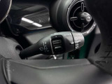 MINIの運転席操作部は、中央に構えるディスプレイが最大の特徴です。航空機を思わせるトグルスイッチなど、直感的で遊び心のあるメカニカルな操作感が、ゴーカートのような走りの高揚感を高めます。