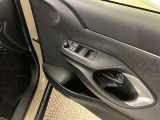 運転席側のフロントドアに全ドアのパワーウィンドウ開閉スイッチとウィンドウロックスイッチとドアロックスイッチと電動格納式ドアミラーの操作スイッチが有るので手元でミラー調整ができるので便利です。