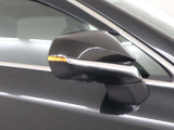 走行中、ドアミラーでは確認しにくい後側方エリアに存在する車両を検知し、ドアミラーのインジケーターが点灯するブラインドスポットモニター装備しています