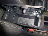 運転席と助手席の間のひじ掛けの中に小物を入れるスペースがあります!