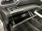 グローブボックスなどの多彩で便利な収納が設けられています。