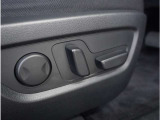 【パワーシート】スイッチ一つで簡単にシートの微調整が可能。電動だから力もいりません。自分に最適なシートポジションにセットして、快適なドライブをお楽しみください。