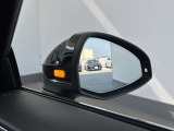 ●アウディサイドアシスト『後方の死角を並走する車両を検知しドアミラーの内側のLEDが点灯。ドライバーに注意を促し事故を未然に防ぐシステムです。』