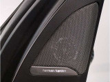 ハーマンカードンは移動中の車内空間をより快適に過ごす為のスピーカーで600W・9チャンネル・サラウンド・車両専用のイコライザーが装備され、良質な音源でございます。
