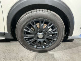純正アルミホイールで、愛車をもっとカッコよく自動車メーカーが直接扱う純正アルミホイール。車種にマッチしたデザインで、愛車の個性を際立たせます。安全性や耐久性にも優れ、安心して使用できます。
