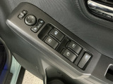 運転席のスイッチで全てのウィンドウの開閉操作を行うことができます。ロックボタンをONにしておくと、運転席以外のウィンドウは作動しないのでお子様を乗せているときなども安心ですね♪