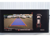 駐車時の後方確認をサポートするカメラ表示。ガイドラインで操作を補助します。