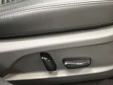 運転席は高級感あるパワーシート!女性の方でもスイッチひとつで簡単に調節できます!