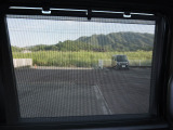 スライドドアにはロールサンシェードが付いており、日差しを和らげます