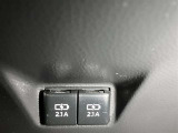 アクセサリーソケットや、携帯の充電などに便利な充電用USBポート(USB Type-C)を装備!車内にあると便利なアイテムのひとつですね(センタコンソールリヤ部)