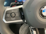 【アクティブクルーズコントロール】一定速度での巡航はもちろん、前方の車両との距離を一定に保ちながら自動で加減速を行います。BMWは車両停止までの制御が可能となりますので、渋滞時には大変嬉しい機能です。