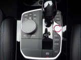 BMWの電子式シフトレバーはシンプル設計で機能的です。誤操作防止機能になっています。