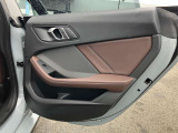 BMWのドアを閉めた時の重厚感は所有者様の満足度を高めてくれます。