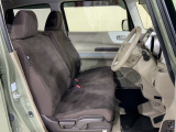 乗降がしやすい運転席。高さが調節できて小柄な方でも運転しやすいポジションをとることができます。