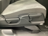 手動のレバーを使って、シートの高さや背もたれの角度を変えることができます。