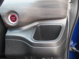 【運転席側ドリンクホルダー】運転中にすぐ取り出しやすい位置に配置しているのでドライブ中の水分補給もスムーズです。