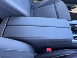 左右分割式開閉式のフロントアームレスト。車検証ブック等の収納スペースとしてもご利用いただけます。