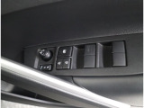《パワーウインドウスイッチ》車の基本装備のひとつのパワーウインドウです。オート機能もあって、押し方の強弱で調整も出来ます。プッシュスタートでエンジン始動します