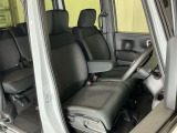 【ベンチシート】運転席と助手席の移動もスムーズ!狭い駐車場での乗り降りや、お子様の乗り降りにも便利です。座席の間にコンソールボックスやドリンクホルダーがないため、車内空間が広く感じます。