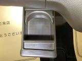 運転席からも助手席からも自由に使えるドリンクホルダーもついております。足元部分にはちょっとした小物を入れるのに便利な収納BOXもあります。
