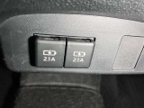 アクセサリーソケットや、携帯の充電などに便利な充電用USBポート(USB Type-C)を装備!車内にあると便利なアイテムのひとつですね
