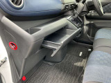 グローブボックスの上にも収納スペースがあります!