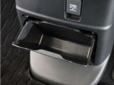 ◆センターロアボックス◆インパネ中央の下部には、ごみ箱としても使用する事ができるセンターロアボックスを装備しております。