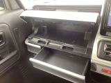 内部が段や仕切りで分かれており、車検証ケースと普段使いの小物を別々に整理できます。書類の奥に小物が埋もれず手元からスムーズに取り出せるため、助手席前の空間をすっきりと保ちやすい実用的な設計です。