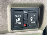 【両側パワースライドドア】両側がパワースライドドアになっており、運転席のスイッチやスマートキーでも開閉が可能。お子様やご年配の方でも乗り降りが楽になり介助等でも重宝します。