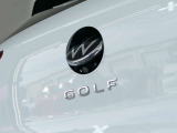 リヤビューカメラで駐車をサポート。バックカメラも見やすく、格納式なので天候に左右されません。(中央エンブレムの中にカメラ内蔵)