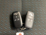 ドアの開閉時、両手が荷物で塞がっている時はキーレスでのカギの解除が大変ですよね。スマートキーはポケットやバッグに入れておけば、ノブに触れただけでロックの解除が可能です。とても便利な機能です。