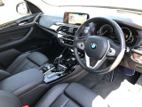 BMW 伝統のコックピットはドライバー志向で設計され、人間工学を駆使し、細部に到るまで設計されたコックピットを実現しました。