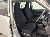 運転席と助手席です。クリーニング専門のスタッフにより隅々まできれいに仕上げております。乗り出しから気持ちよくお使いいただけます。