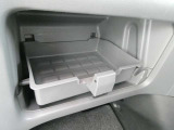 グローブボックスには(車検証などが入るボックス付きです。