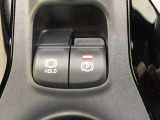 HOLD機能付きの電動パーキングブレーキ。HOLD機能を使用すると、信号待ちなどでフットブレーキから足を放しても、車は動かずそのまま停車してくれます。ドライブなど足が疲れた時には便利な機能です。