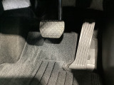 マツダ車の共通するポイントに前輪を前に出し運転席足元スペースを広げたこと!これによりホイールハウスが邪魔にならずにドライバーの中心線を基準とした位置へのペダル配置が可能となりました!