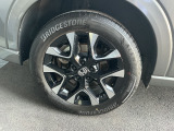 純正アルミ装備。タイヤサイズ225/55R18です。