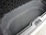 フロアの下にも荷物などを収納できるサブトランクも備えています。荷室内で散らかりがちな荷物を整理整頓なんてのもイイですね♪