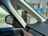 フロントピラー三角窓仕様になっていて、死角を減らし運転がしやすいです。