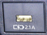充電用USB端子を装備しております。