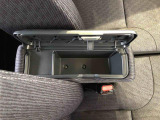 センターアームレスト付きで運転中も腕が楽々!