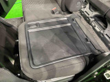 助手席を前倒しすればシートバックテーブルとして使用できます。