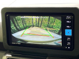 【バックカメラ】駐車時に後方がリアルタイム映像で確認できます。大型商業施設や立体駐車場での駐車時や、夜間のバック時に大活躍!運転スキルに関わらず、今や必須となった装備のひとつです!