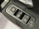 運転席ドアトリムには窓の一括コントローラーと電動ドアミラーのコントローラーが装備。