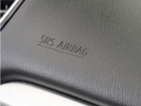 ◆助手席エアバッグ◆SRSエアバッグは、シートベルトだけでは防ぎきれない衝突時の衝撃から乗員を守るための安全装置。衝突時に瞬時に膨らみ、頭部や胸部がダッシュボードに直接衝突するのを防ぎます。